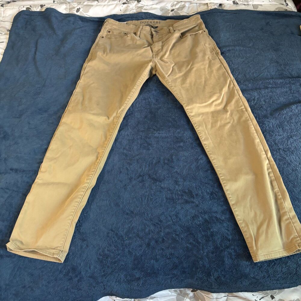 Dockers mens alpha khaki supreme flex sz w33 L30 w/flaw